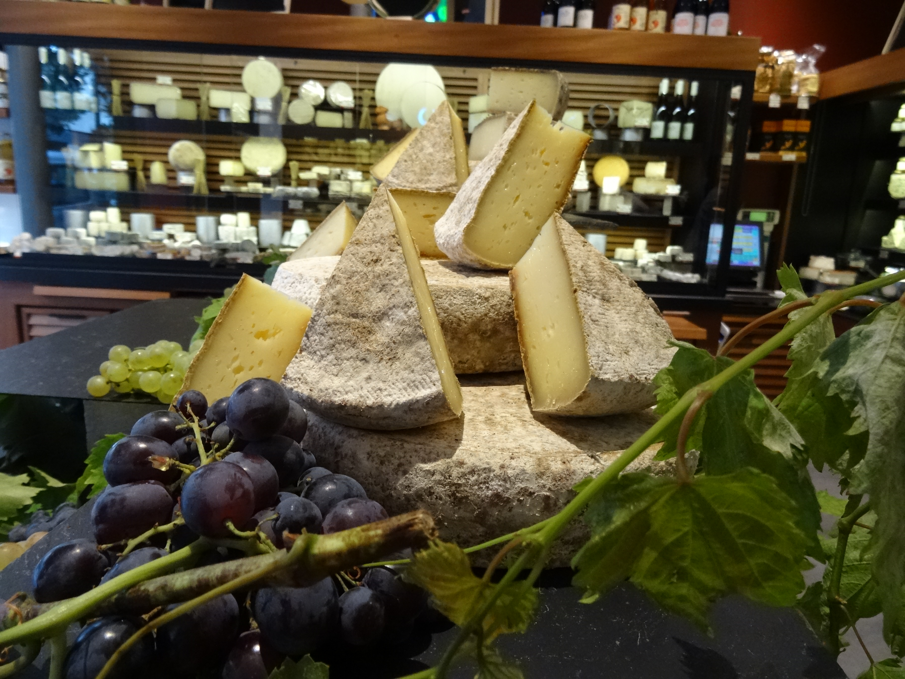 MyFrenchLife™ - MyFrenchLife.org - Paris Mosaic - artisans in Paris - Androuet Fromagerie - Cheese shops in Paris - French cheese - grapes