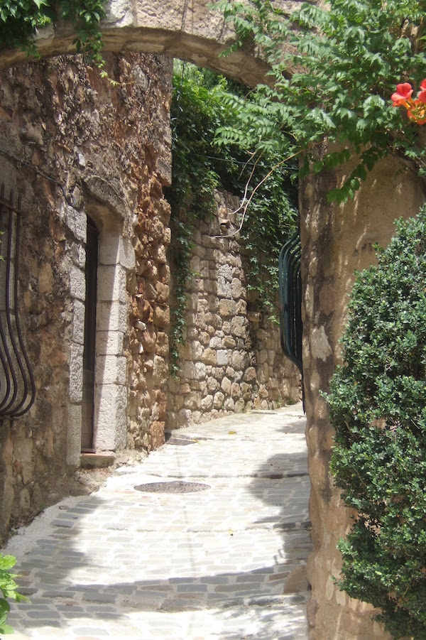 MyFrenchLife™ - MyFrenchLife.org - Exploring Provence - medieval village - Stonework Alley