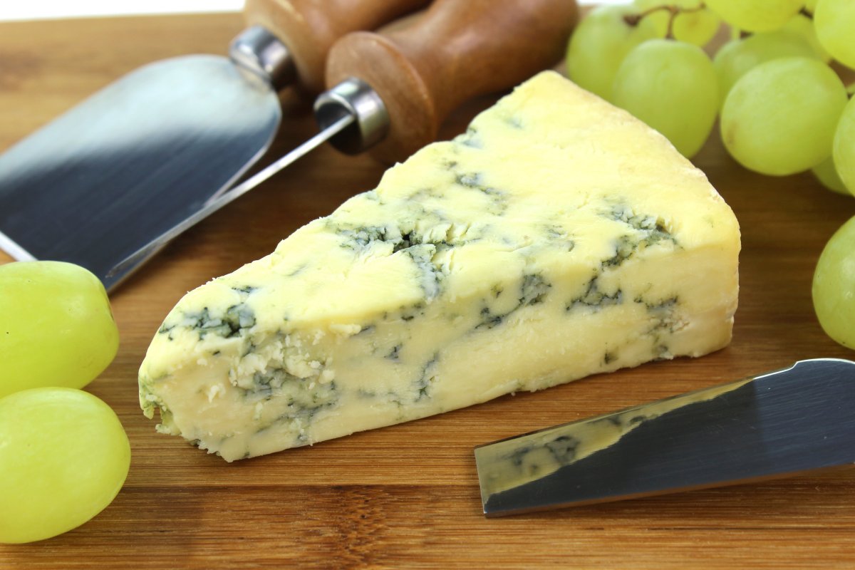 MyFrenchLife™ – MyFrenchLife.org - Roquefort cheese - blue cheese - stinky cheese - famous cheese - served with fruit
